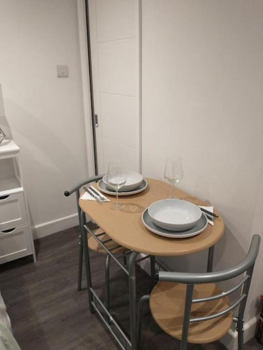 Cosy Garden Studio Room Minimum Two Night Booking Brighton Bagian luar foto