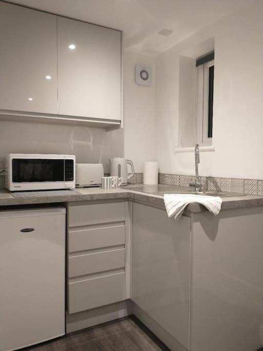 Cosy Garden Studio Room Minimum Two Night Booking Brighton Bagian luar foto