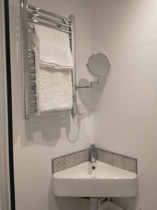Cosy Garden Studio Room Minimum Two Night Booking Brighton Bagian luar foto