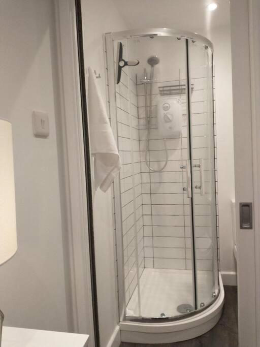 Cosy Garden Studio Room Minimum Two Night Booking Brighton Bagian luar foto