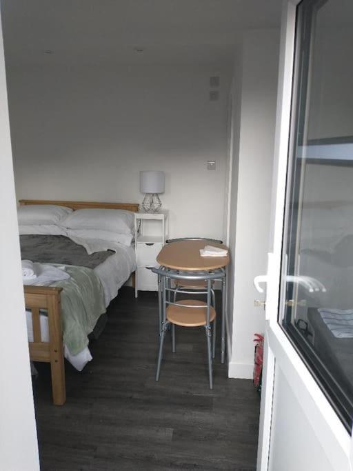Cosy Garden Studio Room Minimum Two Night Booking Brighton Bagian luar foto